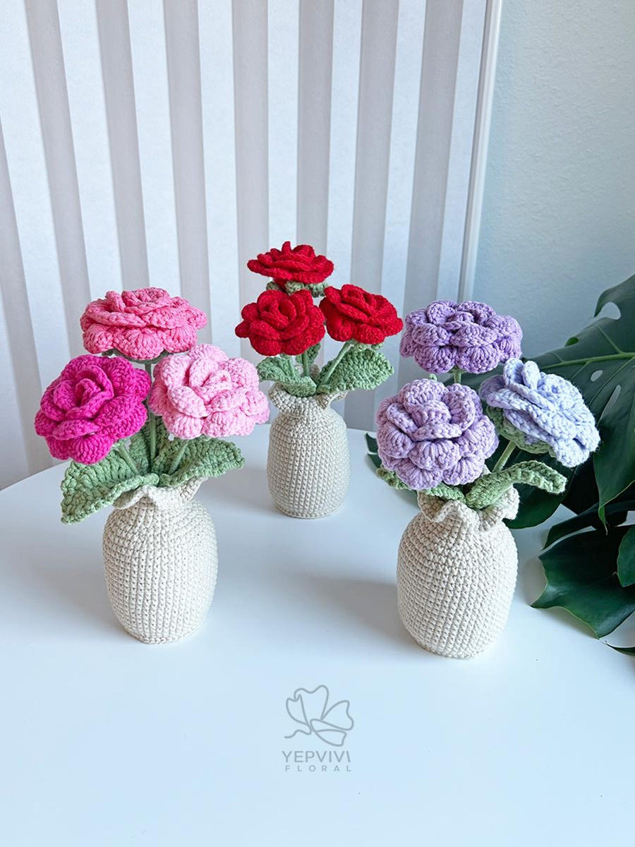 Rosenstrauß in Strickvase
